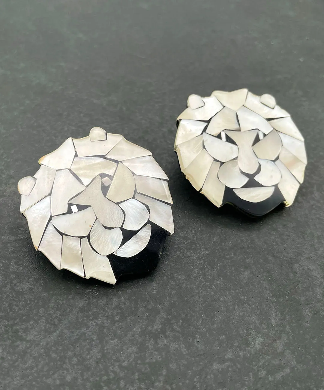 【USA輸入】ヴィンテージ Lee Sands シェルインレイ ライオン ピアス/Vintage Lee Sands Shell Inlay Lion Post Earrings