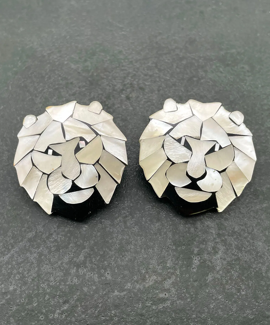 【USA輸入】ヴィンテージ Lee Sands シェルインレイ ライオン ピアス/Vintage Lee Sands Shell Inlay Lion Post Earrings