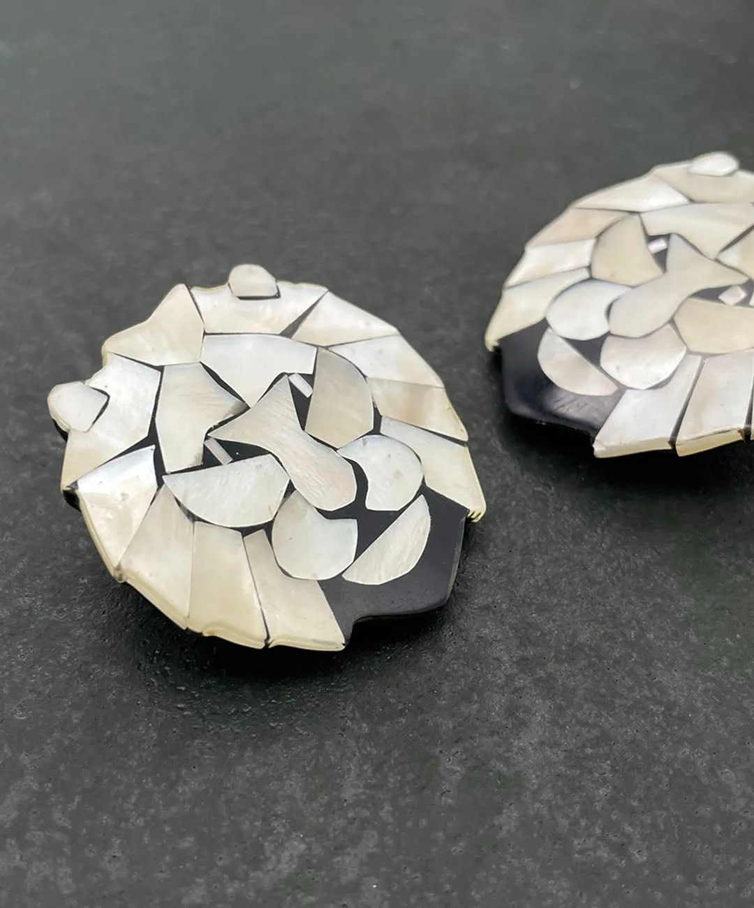 【USA輸入】ヴィンテージ Lee Sands シェルインレイ ライオン ピアス/Vintage Lee Sands Shell Inlay Lion Post Earrings