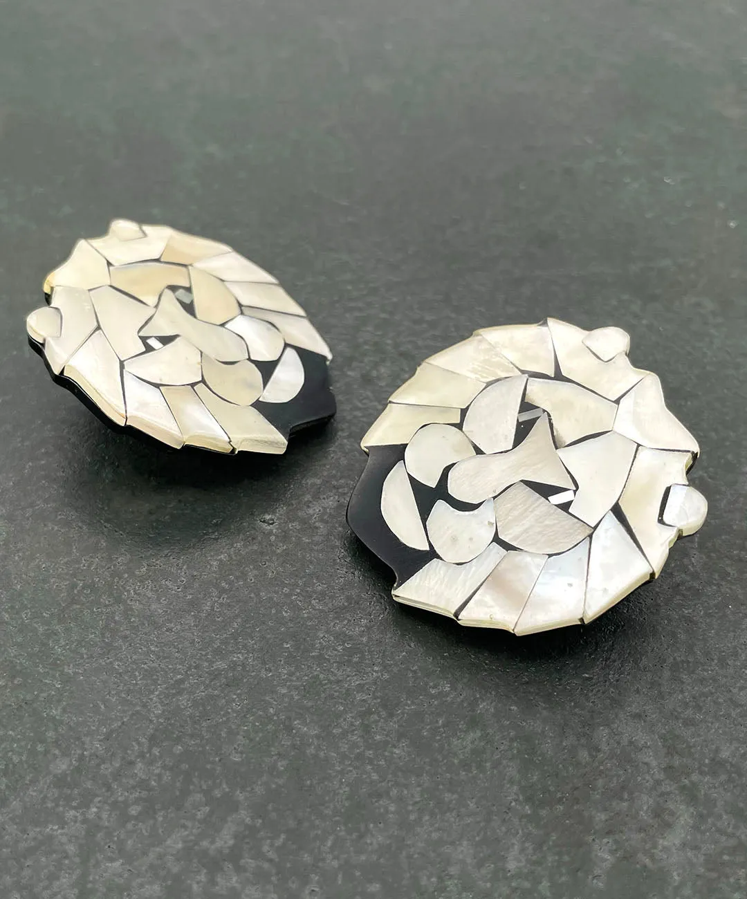 【USA輸入】ヴィンテージ Lee Sands シェルインレイ ライオン ピアス/Vintage Lee Sands Shell Inlay Lion Post Earrings