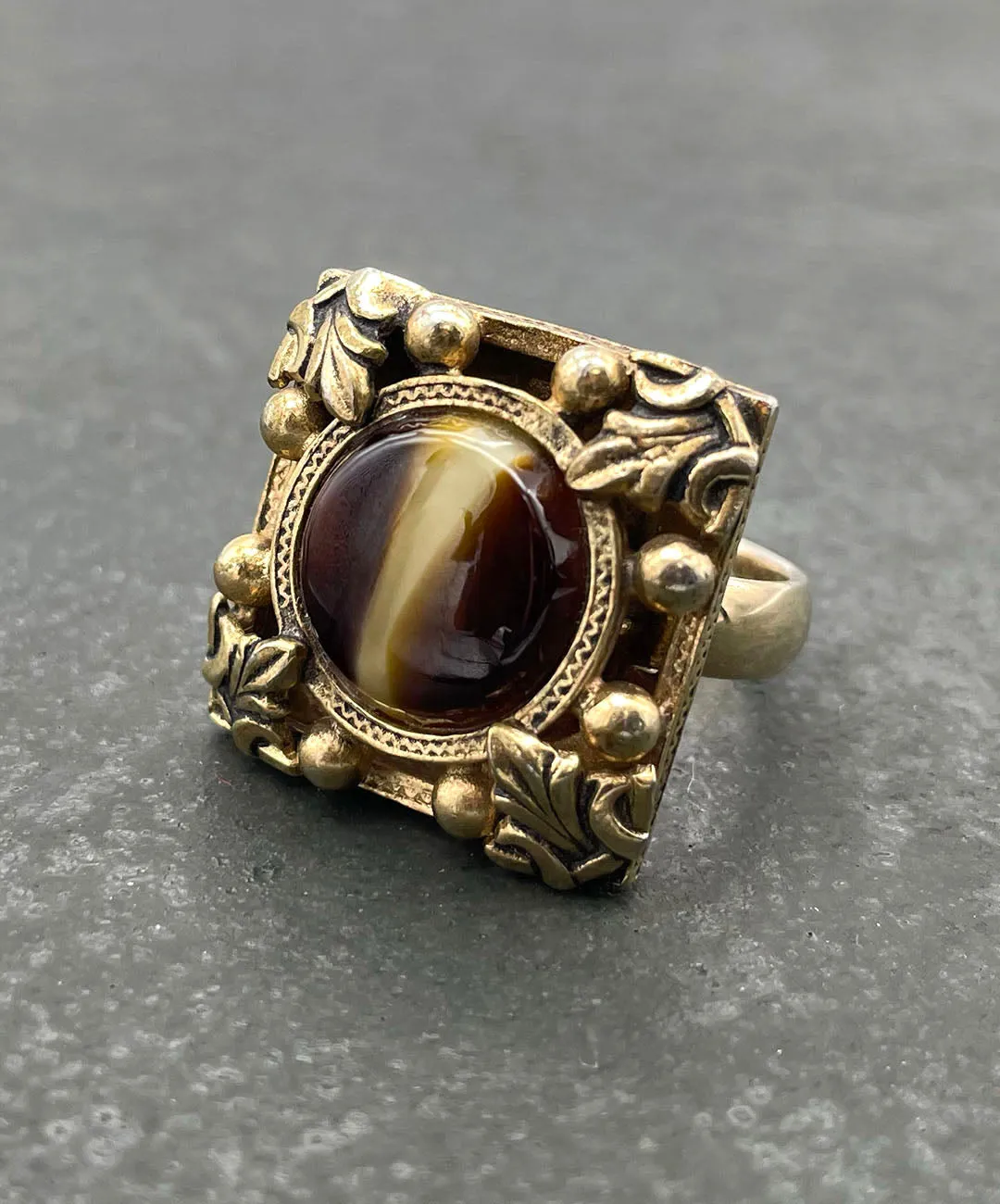 【USA輸入】ヴィンテージ WHITING & DAVIS ブラウン ガラス リング/Vintage WHITING & DAVIS Brown Glass Ring