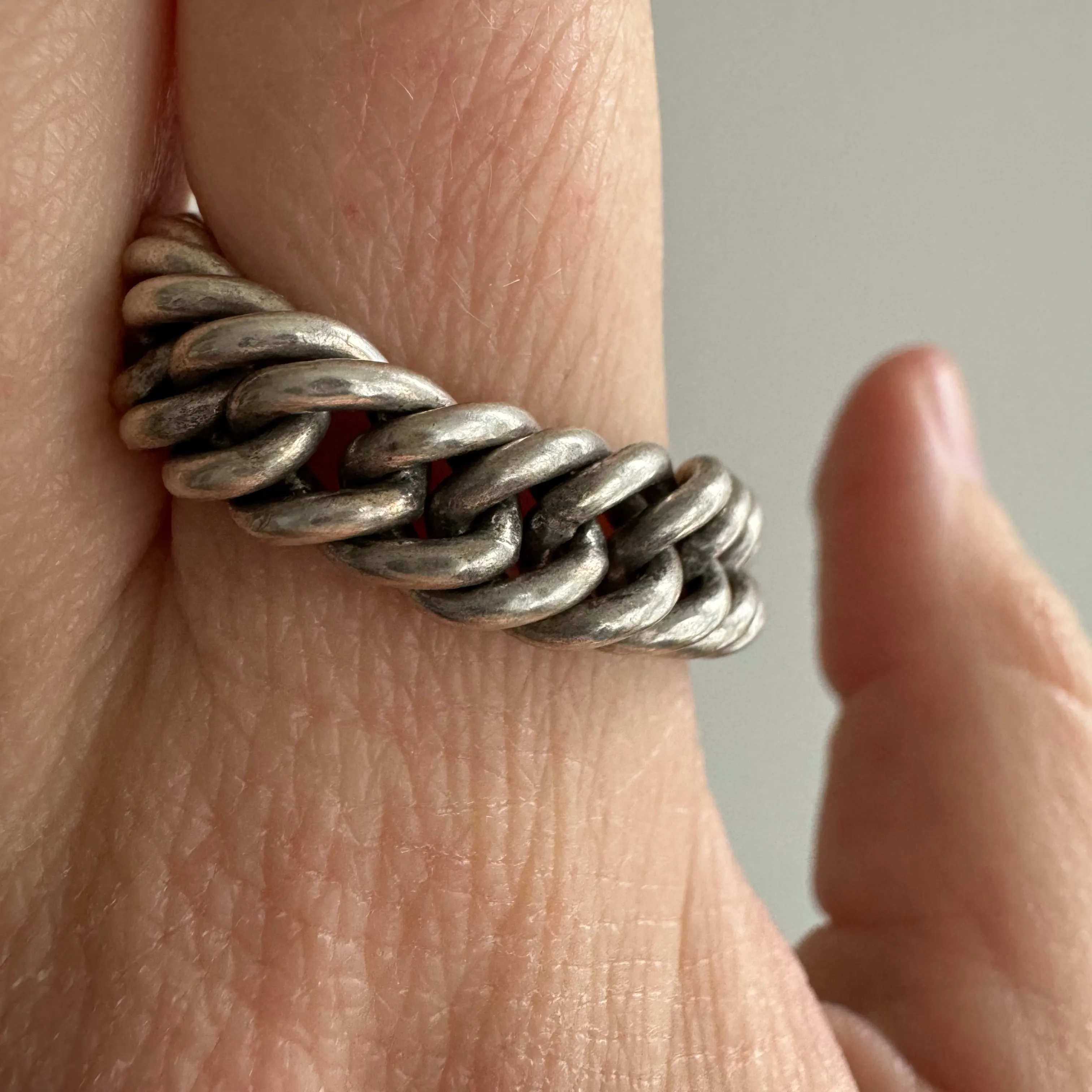 V I N T A G E // slinky curb / flexible curb chain ring / size 11 to 11.5